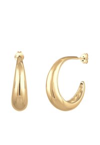 Boucles d'oreilles en or avec une surface lisse et réfléchissante ; l'une est allongée et en forme de goutte d'eau, tandis que l'autre a une large forme de croissant.