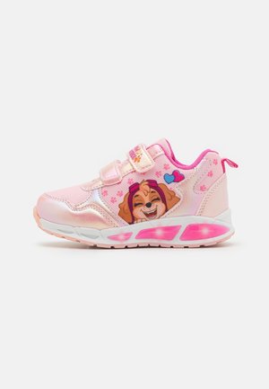 Baskets roses pour enfants avec deux bandes velcro, semelle lumineuse et un chien cartoon souriant avec des cœurs sur le côté.