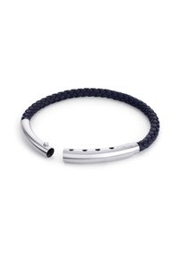 Marineblauwe gevlochten leren armband met een elegante zilveren metalen sluiting met gaten voor aanpassing. Eenvoudig, hedendaags ontwerp.