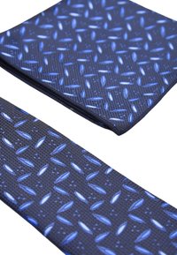 Cravatta blu con motivo, realizzata in tessuto testurizzato, con uno sfondo scuro e forme ovali di un blu chiaro e accenti simili a diamanti.