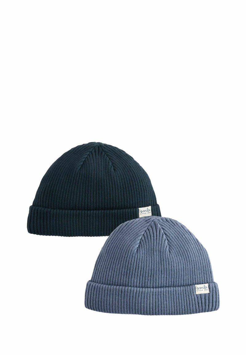 Deux bonnets en tricot côtelé : l'un en bleu foncé et l'autre en gris clair. Chacun a un revers et une petite étiquette blanche sur le côté.