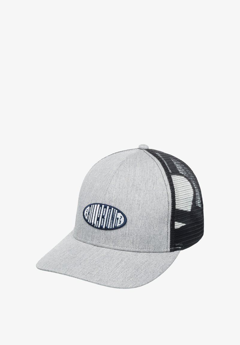 Căciulă gri cu visieră curbată, decorată cu un logo brodat navy. Panourile laterale sunt din plasă neagră, oferind ventilație. Design cu vârful plat.