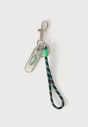 Prstan za ključe s črno pleteno vrvico z zelenimi poudarki, srebrnimi kovinskimi deli in kovinsko značko z napisom "CALIFORNIA".