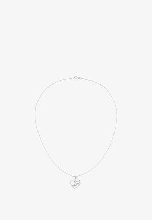 Collana in argento con pendente a forma di cuore decorato con piccole pietre trasparenti e un dettaglio a forma di cuore più piccolo all'interno.