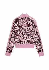 Jas met luipaardprint en een roze kraag en manchetten. Beschikt over een zachte, gestructureerde stof en contrasterende roze zijpanelen.
