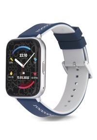Reloj inteligente con caja metálica plateada, pantalla táctil rectangular negra y una correa de silicona azul con acentos y logotipo blancos.