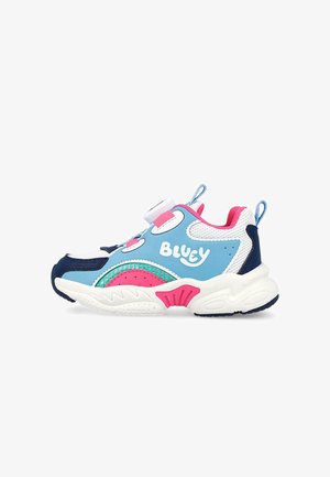 Zapatillas infantiles en azul, blanco y rosa con la marca "Bluey", detalles de malla, tiradores y un cierre ajustable blanco con dial en una suela gruesa.