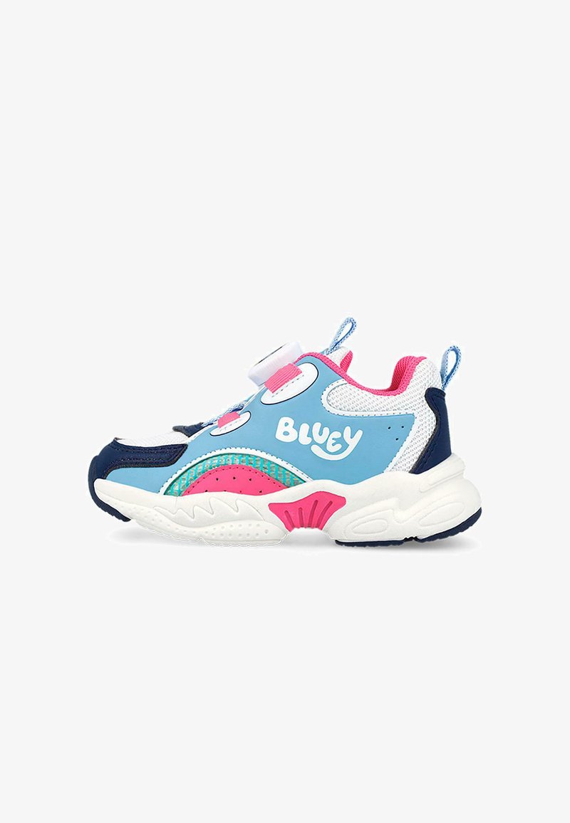 Zapatillas infantiles en azul, blanco y rosa con la marca "Bluey", detalles de malla, tiradores y un cierre ajustable blanco con dial en una suela gruesa.