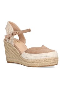 Espadrilles de cuña beige con parte superior de tela texturizada, acentos de ante, correa en el tobillo y suela de yute trenzado. Diseño de punta redonda.