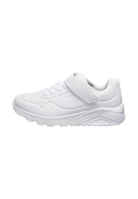 Scarpa da ginnastica bianca con parte superiore in sintetico liscia, chiusura con lacci e cinturino in velcro. Presenta dettagli perforati e suola in gomma testurizzata.