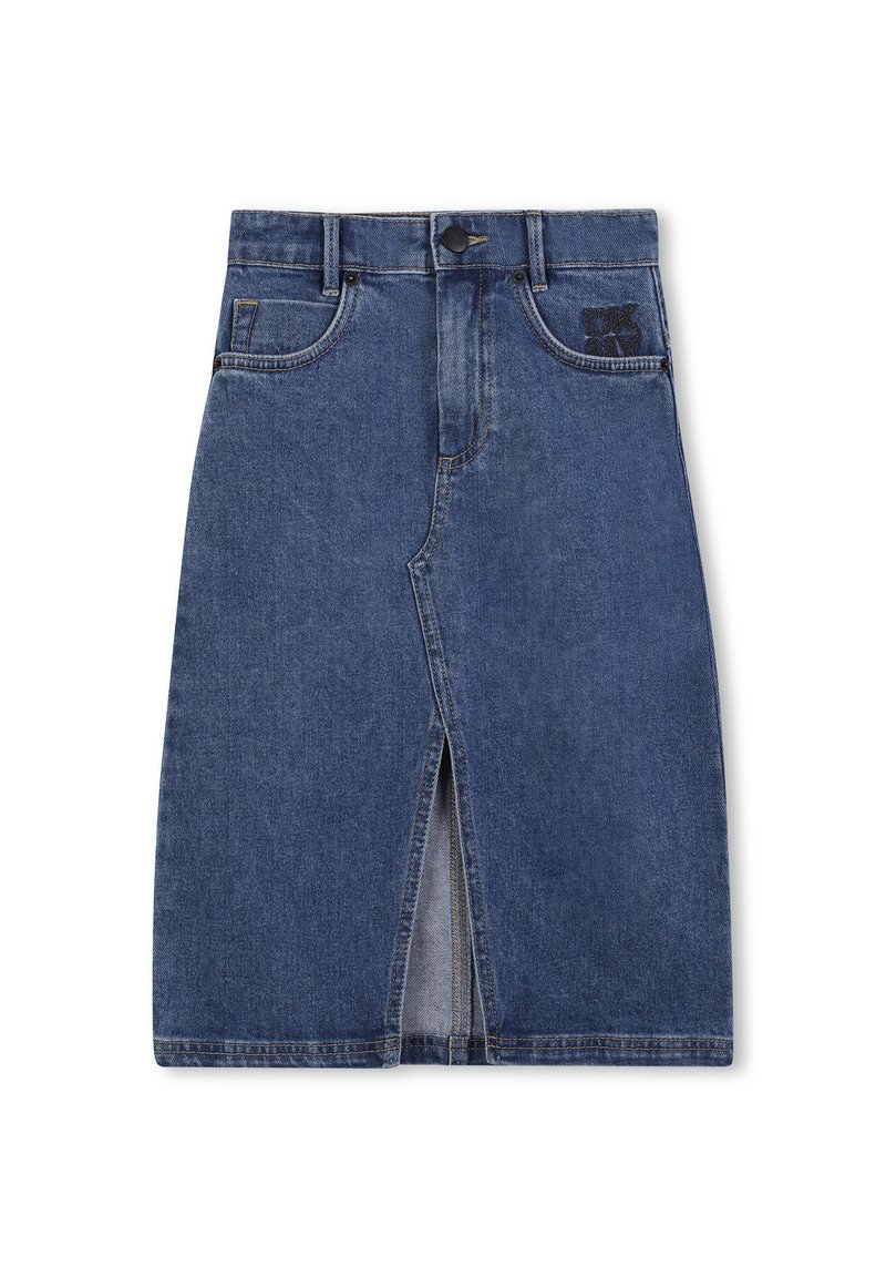 Jupe en denim bleu foncé avec une fente devant, design à cinq poches et fermeture à boutons. Présente des coutures accentuées pour plus de détail.