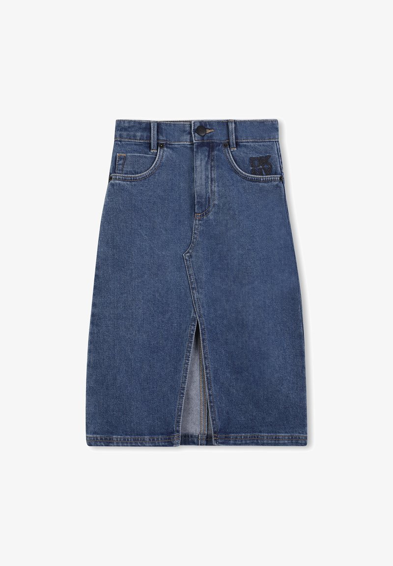 Jupe en denim bleu foncé avec une fente devant, design à cinq poches et fermeture à boutons. Présente des coutures accentuées pour plus de détail.