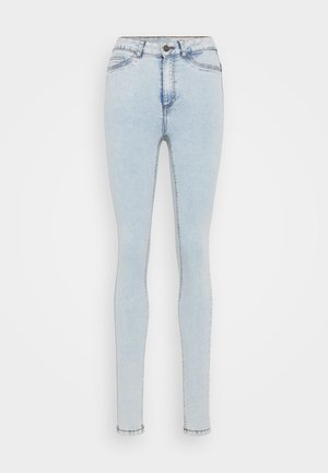 Hellblaue High-Waist Skinny-Jeans mit vorderem Knopf und Reißverschluss sowie Vorder- und Gesäßtaschen, präsentiert vor einem weißen Hintergrund.