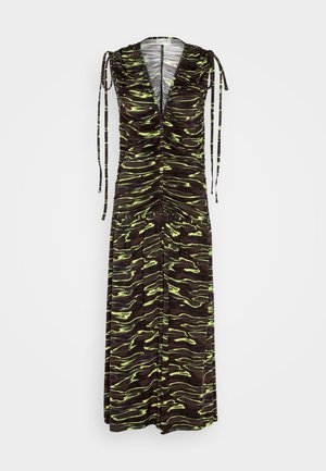 Rochie fără mâneci, plisată, de culoare maro închis, cu un model ondulat verde. Are bretele ajustabile și un decolteu adânc în formă de V.