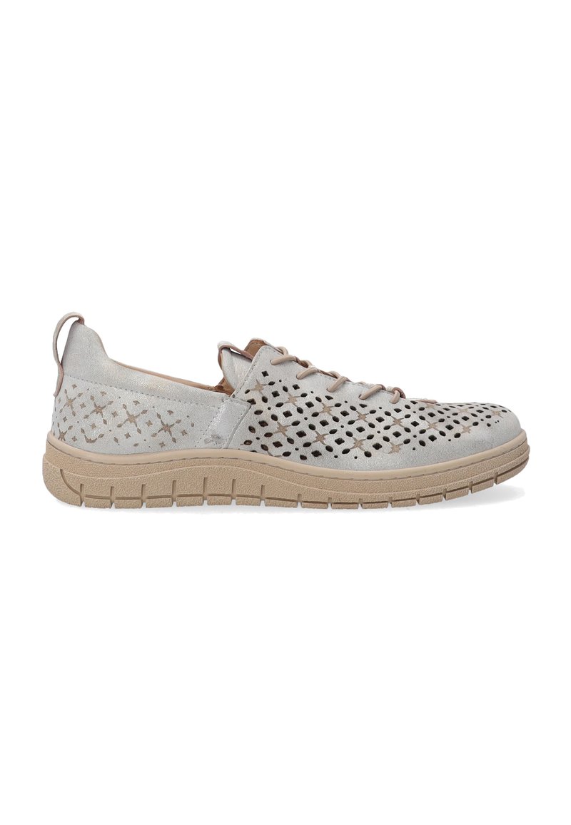 Schnürsneaker mit perforiertem silbernem Synthetik-Obermaterial, beiger strukturiertem Gummi-Decksohle, runder Zehenform und Zuglasche an der Ferse.