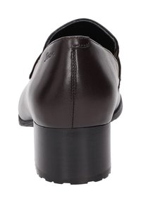 Chaussure en cuir marron avec un bout arrondi et un petit talon épais. Présente une texture lisse et un détail de couture subtil le long de l'arrière.