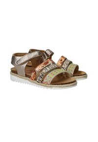 Metallisch zilveren sandalen met verschillende texturen van banden in dierenprints en pasteltinten. Ontworpen met een geweven juten zool en een verstelbare sluiting.