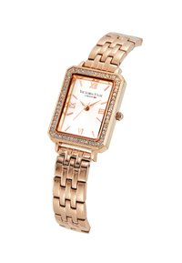 Reloj rectangular de oro rosa con una correa de metal texturizada, acentos similares a diamantes alrededor de la carátula y números romanos en una esfera clara.
