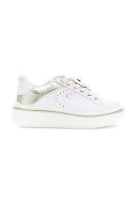 Adidași albi cu plasă metalică aurie pe călcâi, logo perforat pe lateral, șireturi albe și talpă groasă albă, prezentat din profil lateral.