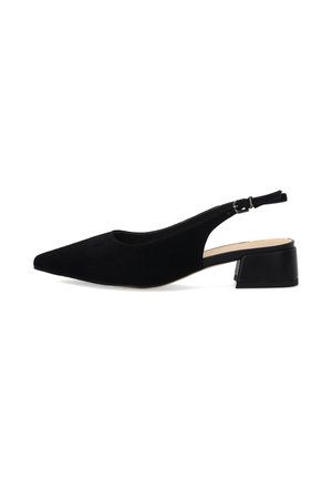 Zwarte suède slingback schoen met spitse neus, lage blokhak en verstelbare gesp op een witte achtergrond.