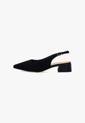 Zwarte suède slingback schoen met spitse neus, lage blokhak en verstelbare gesp op een witte achtergrond.