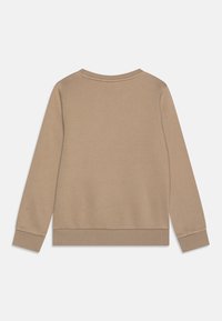 Beige pamut pulóver kerek nyakkal, bordás mandzsettákkal és szegéllyel. Simaság és egyszerű design jellemzi, látható logók vagy díszítések nélkül.