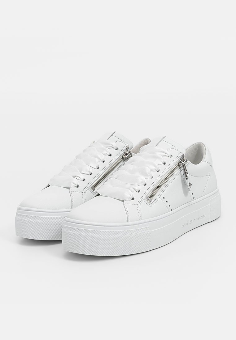 Weiße Ledersneaker mit flachen Schnürsenkeln, seitlichen Reißverschluss-Akzenten, gepolsterter Schuhkragen und einer strukturierten, erhöhten Sohle. Minimalistisches Design mit dezenten Details.