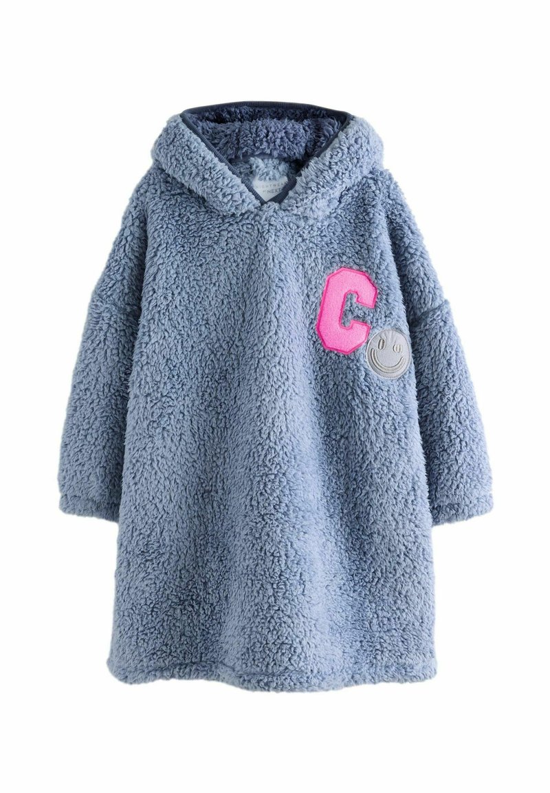 Blød blå fleece hoodiekjole med et stort pink "C" patch og en grå smiley face patch. Har en bred halsudskæring og lange ærmer.