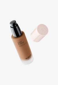 Flacon de fond de teint avec distributeur noir et bouchon beige, étiqueté "Love Fusion 24H Moisture Radiant Foundation" par Kiko Milano.