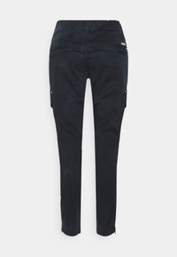 Námořnické cargo kalhoty se slim fit, elastickým pasem, bočními kapsami na zip a hladkou, měkkou texturou. Obsahují zesílené části na kolenou.