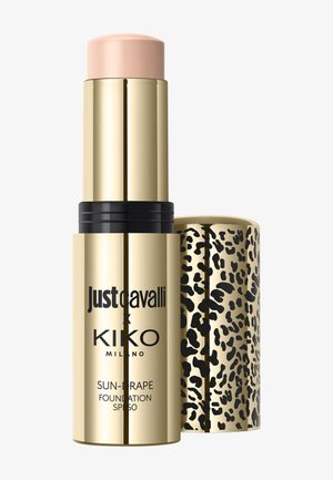 Stick fond de teint cylindrique doré avec un capuchon imprimé léopard, étiqueté « Just Cavalli x Kiko Milano Sun-Drape Foundation SPF 50 ».