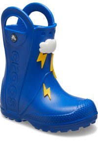 Stivale da pioggia in gomma blu con un design a forma di fulmine e dettagli di nuvola. Suola testurizzata con fori di drenaggio e manici per un facile indossamento.