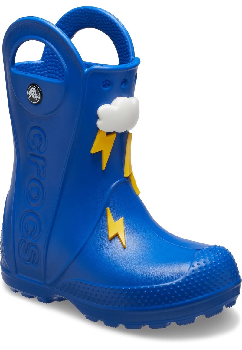 Bota de lluvia de goma azul con un diseño de rayo y detalles de nubes. Suela texturizada con agujeros de drenaje y asas para facilitar el uso.