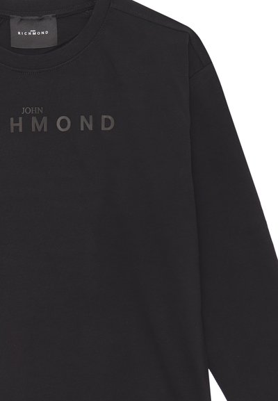 T-shirt nero a maniche lunghe realizzato in cotone. Presenta un collo a giro e un dettaglio con logo in rilievo "JOHN RICHMOND" sul petto.