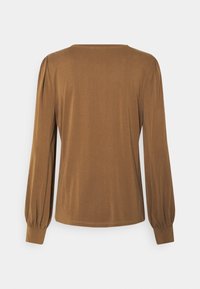 Bruine lange mouwen top met gathered manchetten en een rechte zoom, weergegeven van de achterkant op een effen witte achtergrond.