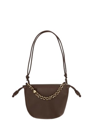 Brązowa skórzana torebka z zawiązanymi po bokach troczkami, cienkim paskiem na ramię i ozdobnym złotym łańcuszkiem z przodu.