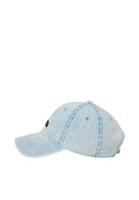 Lichtblauwe denim baseballcap met een gebogen klep. Bevat zes ventilatie-openingen en een merketiket aan de zijkant.