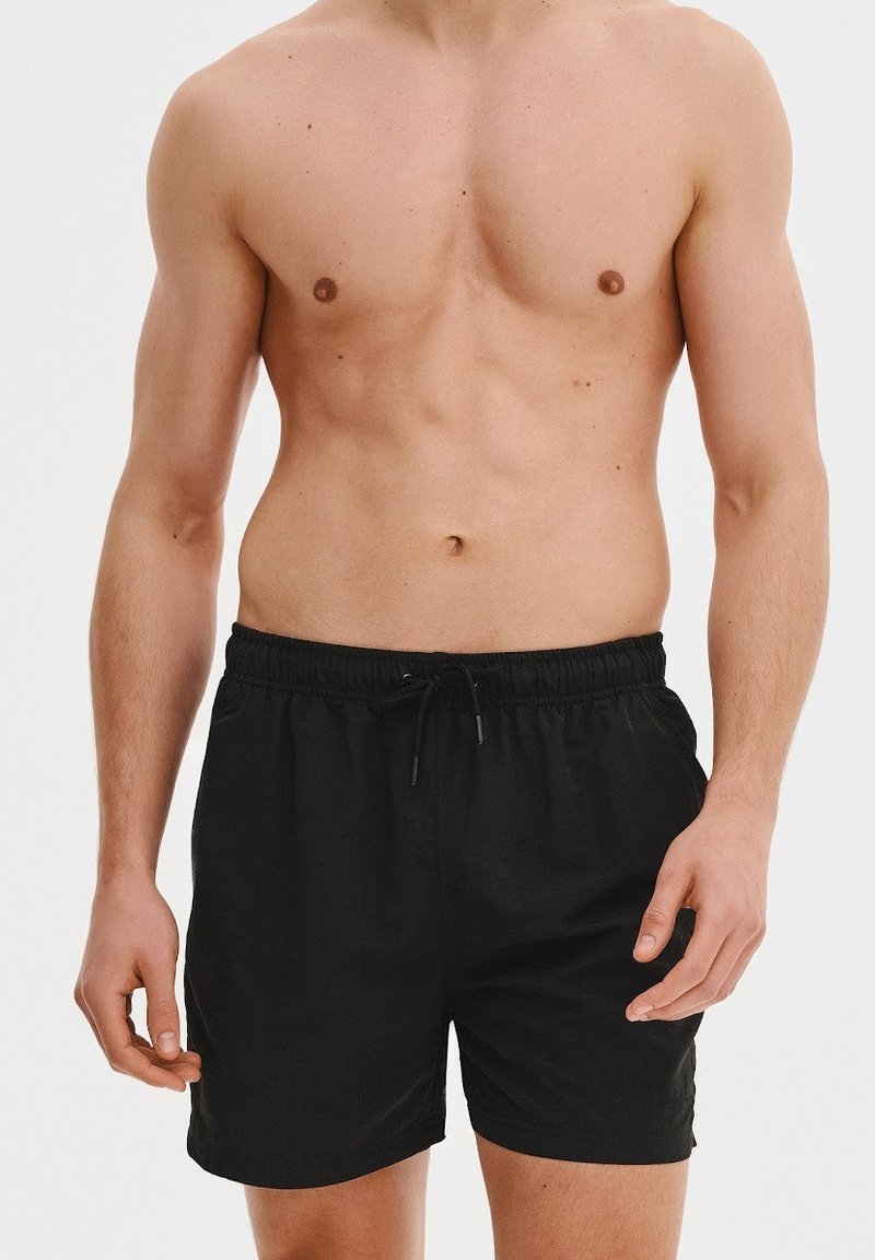 Czarne kąpielówki wykonane z lekkiego materiału, z elastycznym pasem w talii i sznurkiem do regulacji. Zaprojektowane z dwoma bocznymi kieszeniami dla większej funkcjonalności.