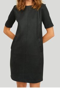 Schwarzes Wildlederkleid mit kurzen Ärmeln, geradem Schnitt und seitlichen Taschen. Hat eine glatte Textur und ein minimalistisches Design ohne Muster.