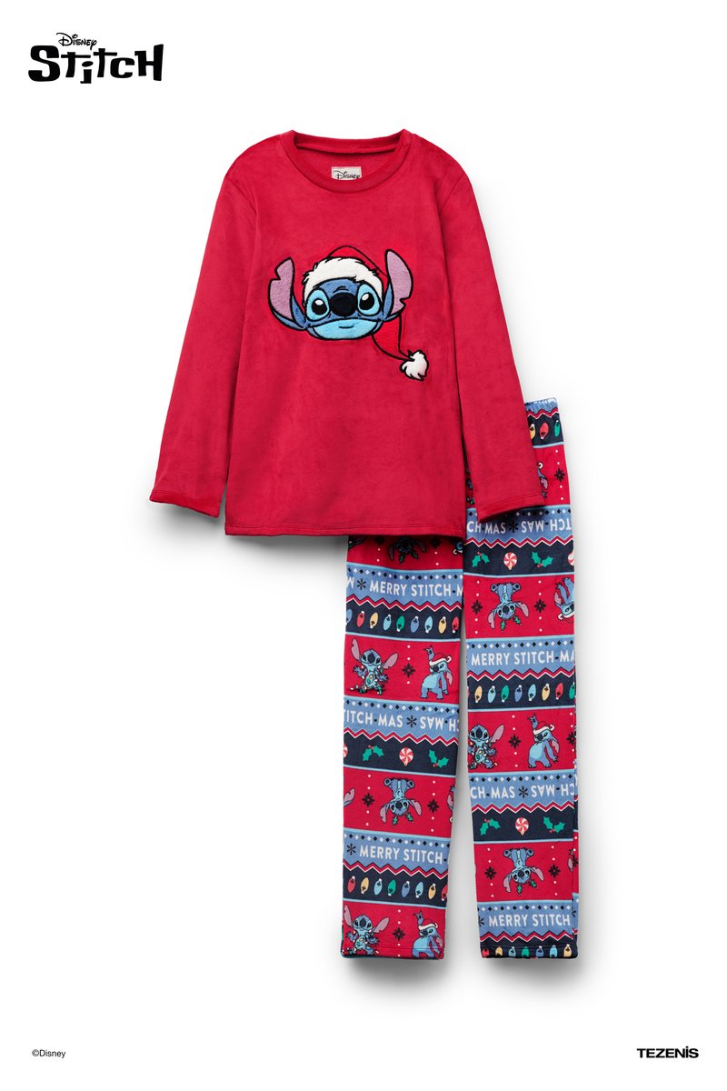 Rotes langärmliges Oberteil mit Stitch in einem Weihnachtsmannhut, kombiniert mit gemusterten Hosen in Rot, Blau und Schwarz mit weihnachtlichen Motiven.
