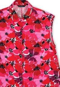 Top senza maniche con un motivo floreale in rosso, rosa e viola. Presenta una chiusura anteriore con bottoni e un colletto a punta. Realizzato in tessuto leggero.