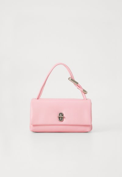 Sac à main en cuir rose avec une forme rectangulaire structurée, une seule courte poignée et un détail de fermoir en ton argent à l'avant.
