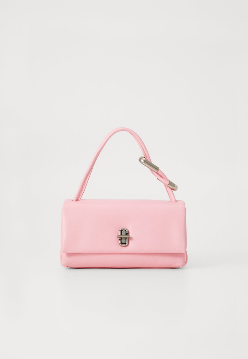 Rozā ādas rokas soma ar strukturētu taisnstūra formu, vienu īsu rokturi un sudraba krāsas aizdares detaļu priekšpusē.