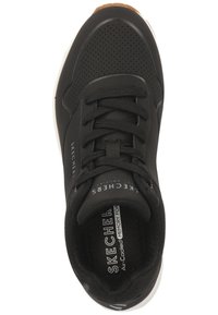 Czarny sportowy but z perforowanym wierzchem, związywaniem na sznurowadła oraz oznaczeniem "Skechers Air-Cooled Memory Foam" na wkładce. Akcenty na białej podeszwie.