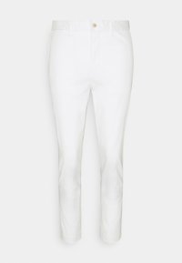 Bílé kalhoty s rovný střihem, s knoflíkovým zapínáním a poutky na pásek. Hladká látka bez viditelných vzorů nebo textur.