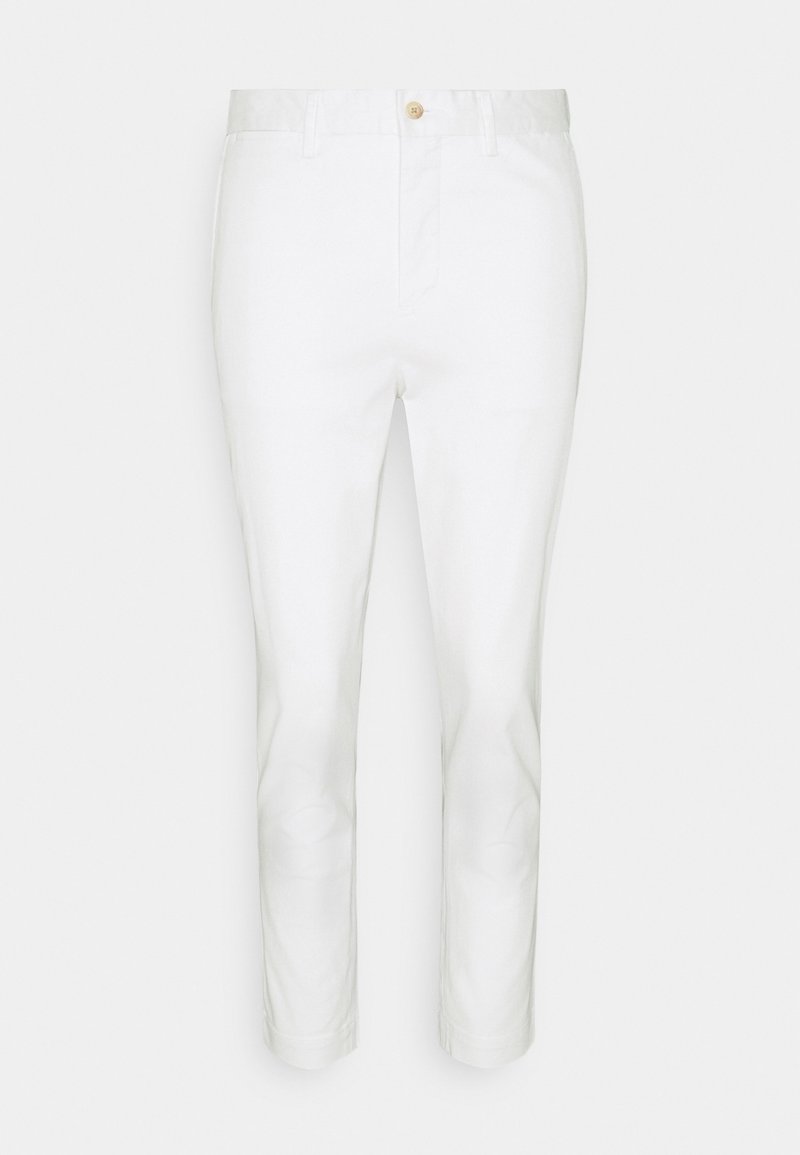 Bílé kalhoty s rovný střihem, s knoflíkovým zapínáním a poutky na pásek. Hladká látka bez viditelných vzorů nebo textur.