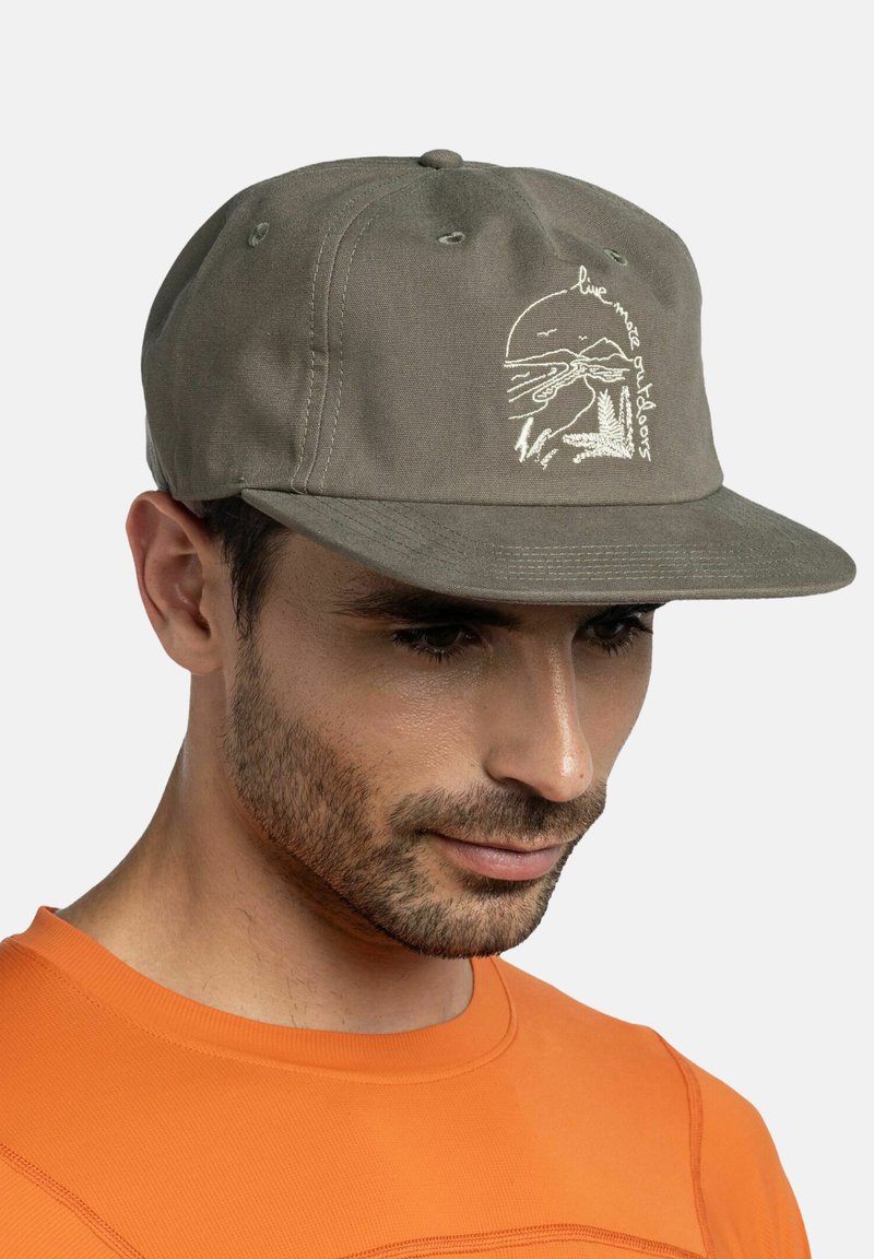 Olivengroene pet met een stijf vizier, met witte geborduurde berg- en tekstafbeeldingen. Gemaakt van duurzaam stof met verstevigde stiksels.