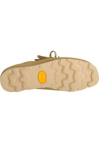 Barna velúrbőr cipőtalp, cikkcakk mintával, a közepén sárga Vibram logóval. A mintázott gumi tapadást biztosít.