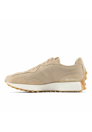 Beige spordijalats, mis sisaldab segu nookrist ja tekstuuriga kangast, valge vaheainega ja kummeeritud välistallaga. Brändi nimi "New Balance" on välja pandud.