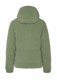 Veste matelassée verte avec capuche, texture côtelée, manches longues et poignets élastiques, vue de dos sur fond blanc.